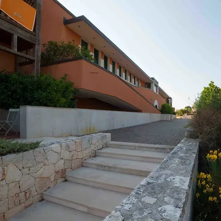 Apulia Victor Country